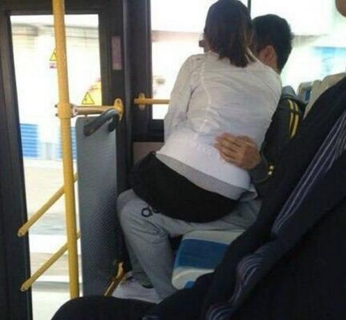 公交车上这一幕让2018还单身的我情何以堪人物gif搞笑图片