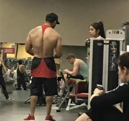 这衣服是怎么样做到的？人物gif搞笑图片