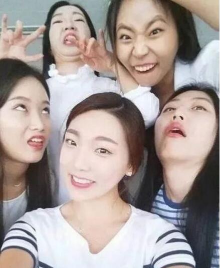 这才是真正的友谊人物gif搞笑图片