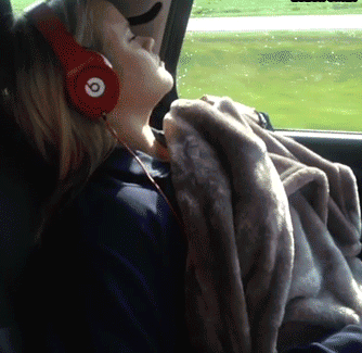 身边有损友，睡个好觉都成奢侈人物gif搞笑图片