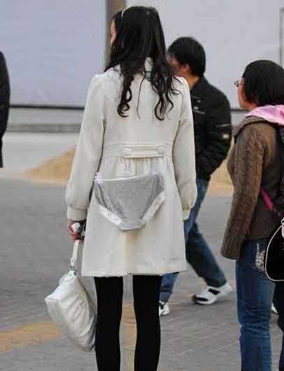 你出门也太着急了，衣服上还夹着东西呢人物gif搞笑图片