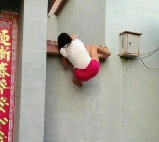 坚持一会，等我去拿梯子人物gif搞笑图片