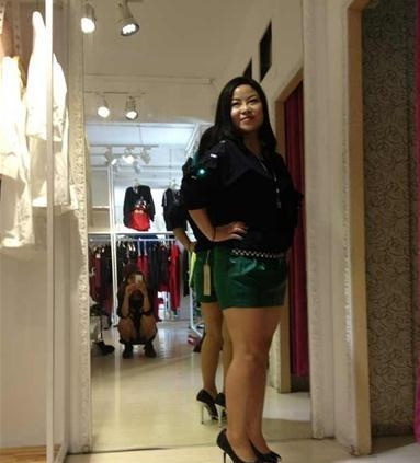 拍照的时候注意点镜子人物gif搞笑图片