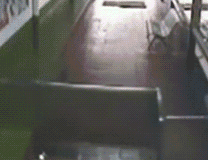 跨栏有风险，装逼需谨慎人物gif搞笑图片