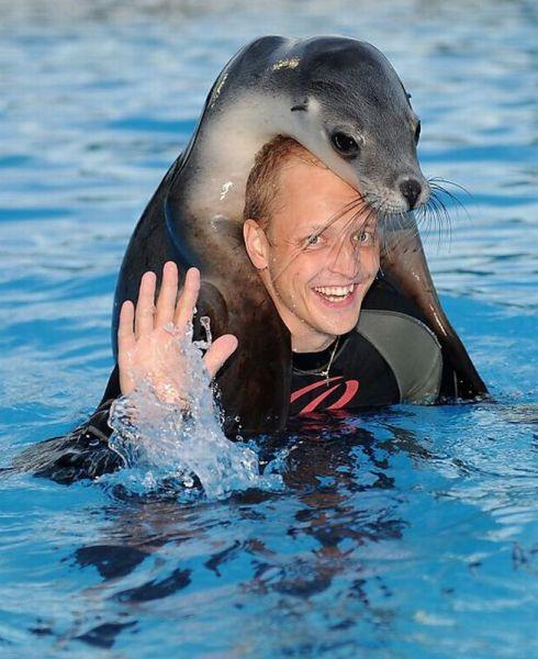 人和动物的和谐相处人物gif搞笑图片