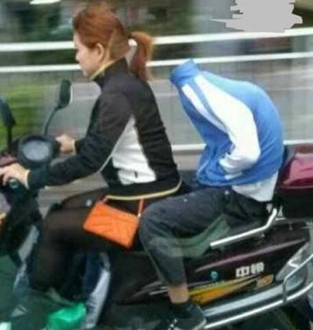 天冷居家旅行必备技能GET√吓尿了！！！哈哈哈人物gif搞笑图片