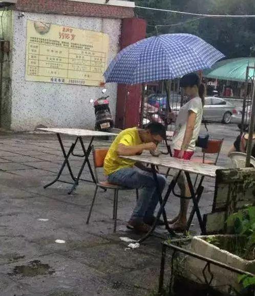 遇到这么好的女友，就娶了吧人物gif搞笑图片