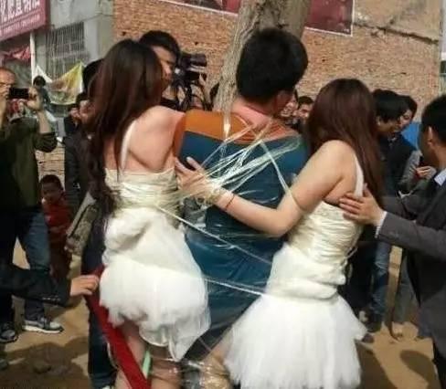 伴娘也真是不好当人物gif搞笑图片