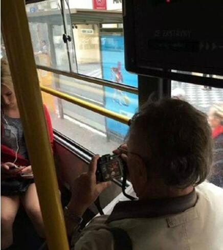 大爷你这样做其实妹纸内心是拒绝的人物gif搞笑图片