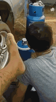 又被损友捉弄人物gif搞笑图片