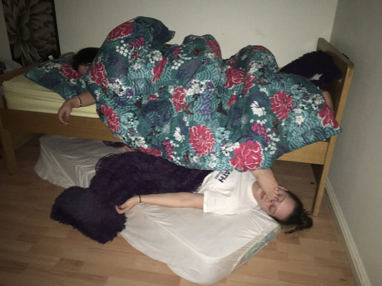 哥们儿，你老婆掉啦人物gif搞笑图片