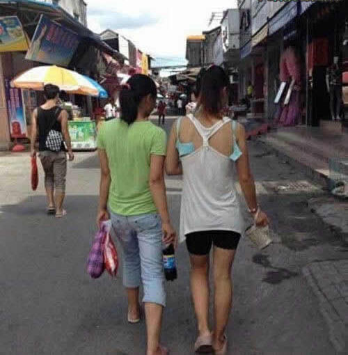 真想帮她一把，我该不该上呢？人物gif搞笑图片