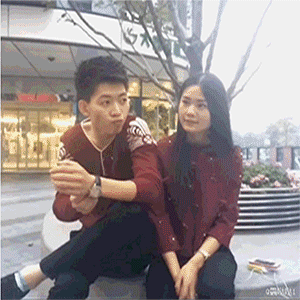 小子算你跑的快，不然被女票抓住小命都保不住人物gif搞笑图片