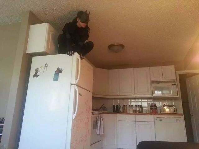 快下来，该吃药了人物gif搞笑图片