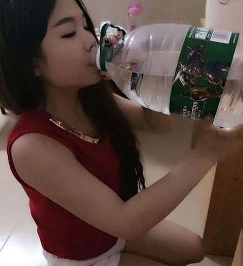 命好就是这样，喝凉水都能长胖人物gif搞笑图片