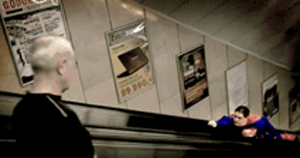 自动扶梯的正确使用方法……人物gif搞笑图片