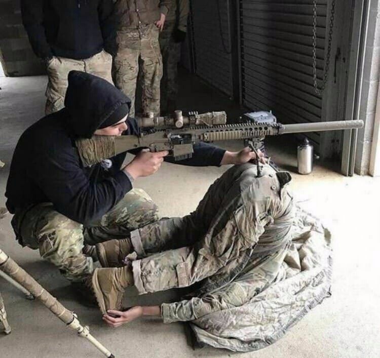 快点开枪吧，坚持不住了人物gif搞笑图片