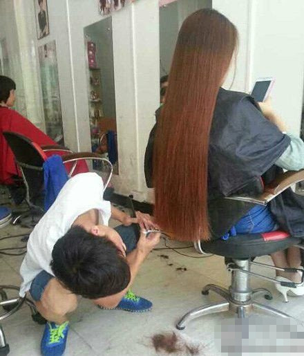 这样的理发师好敬业人物gif搞笑图片