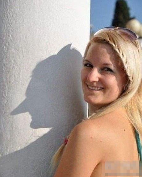 姑娘你的影子亮了人物gif搞笑图片