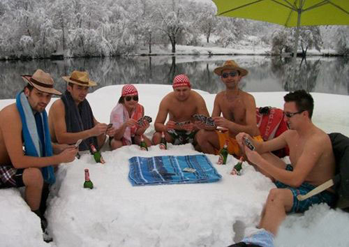 一个抗寒的民族人物gif搞笑图片