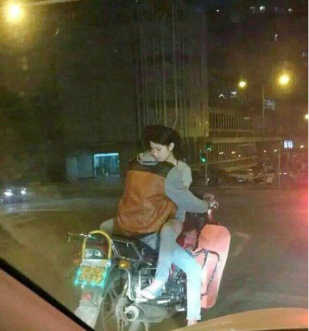 妹子你这样坐着，男子还能骑吗人物gif搞笑图片