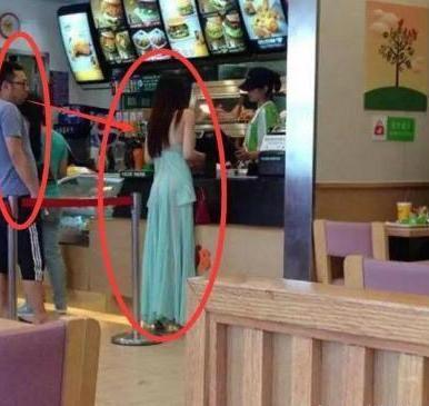 大哥媳妇儿面前看美女有点说不过去人物gif搞笑图片