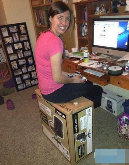 坐箱子比坐椅子舒服人物gif搞笑图片