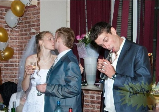 没人跟我。。。我咬瓶子。。。人物gif搞笑图片