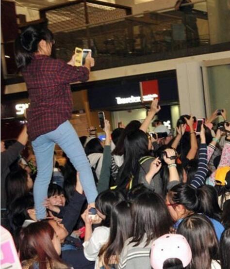 追星的妹纸你伤不起人物gif搞笑图片