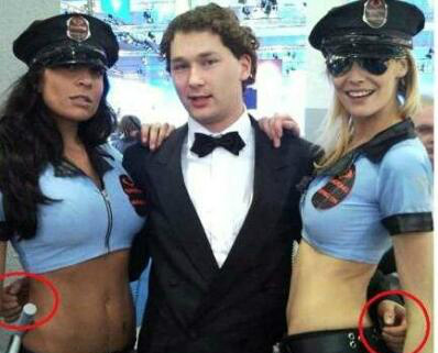 在女警面前，咸猪手变成了绅士手人物gif搞笑图片