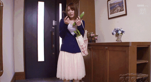 不知道老公今晚想吃茄子还是青瓜呢人物gif搞笑图片