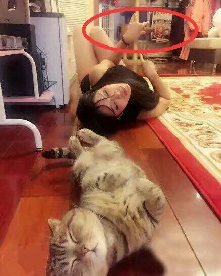 扮这么像的也没谁了！在一起久了，动作都那么像人物gif搞笑图片