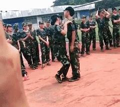 看了这个，保证你就很喜欢军训了人物gif搞笑图片