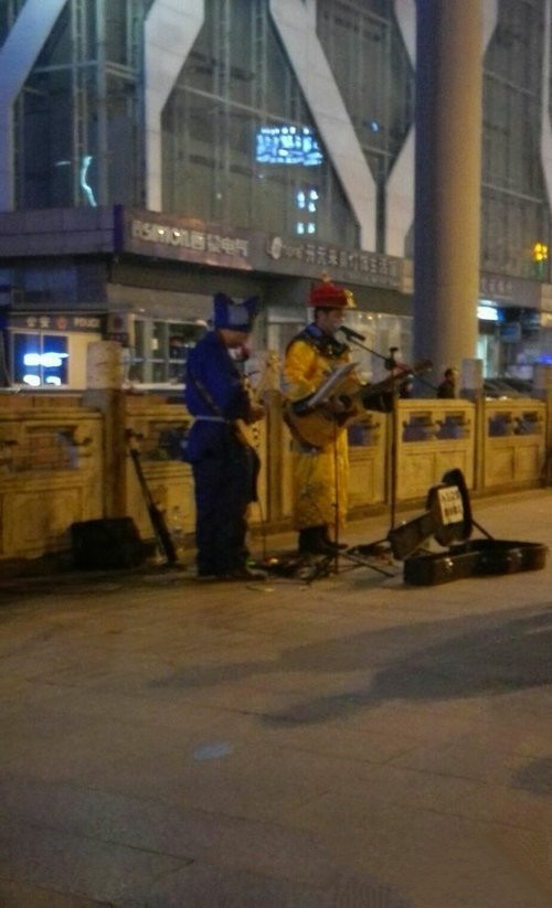 陛下，这么晚了不去翻牌子还在体恤民情啊人物gif搞笑图片