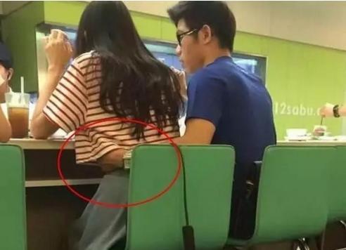 这天气可真冻手，还好有口袋可以取个暖人物gif搞笑图片