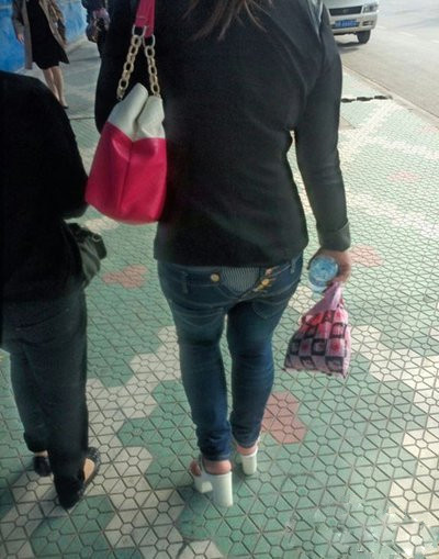 妹纸说穿上新买的淘宝爆款裤子去逛街人物gif搞笑图片