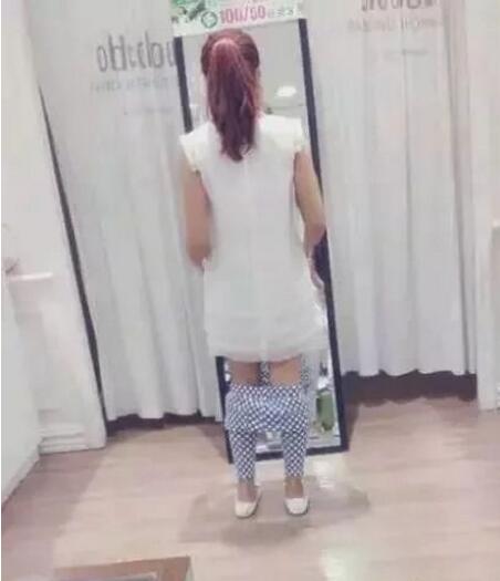 妹子你这是在试衣服吗，也太认真了吧人物gif搞笑图片