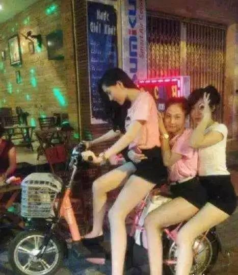 要不要坐我的车？人物gif搞笑图片