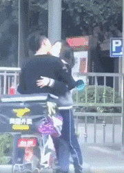 客户对你的及时送达非常满意人物gif搞笑图片