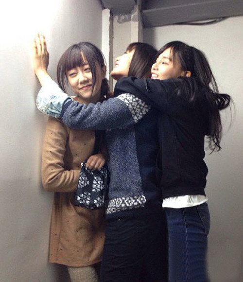 妹子们，加我一个，我也要玩人物gif搞笑图片