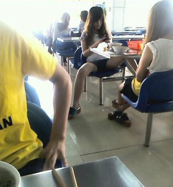 豪放的妹子人物gif搞笑图片