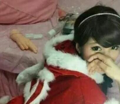 姑娘 你可以解释一下床上的东西吗？人物gif搞笑图片