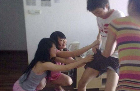 救命啊，不要啊，非礼啦~人物gif搞笑图片