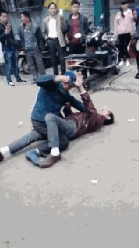 这得有多大仇？人物gif搞笑图片