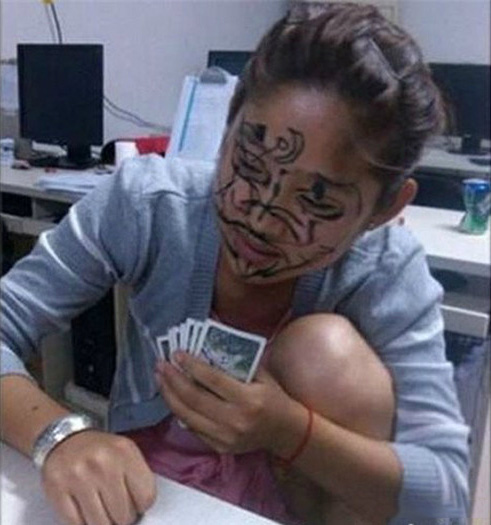 不会打牌就不要赌这么大好不好人物gif搞笑图片