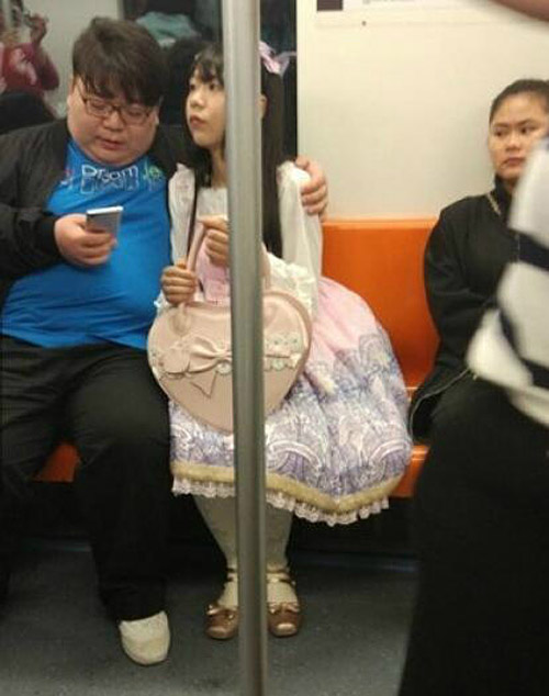 唉，别人都有女朋友了人物gif搞笑图片