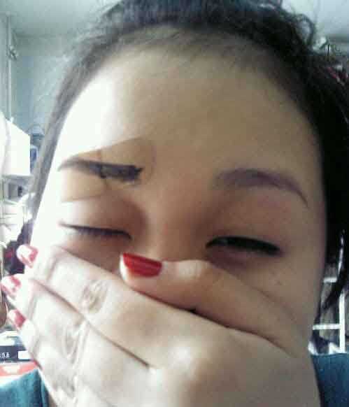 不小心把眉毛给修秃了，只能这样美化一下了人物gif搞笑图片