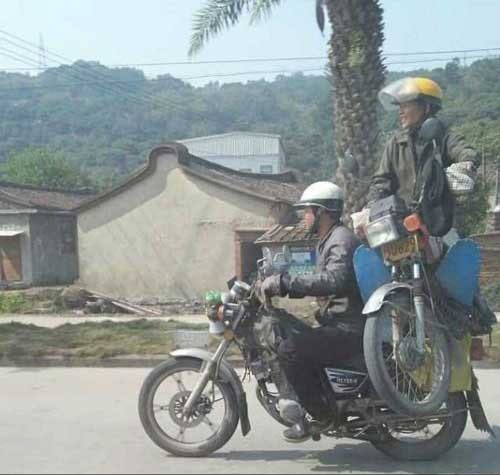 摩托车高手在民间人物gif搞笑图片