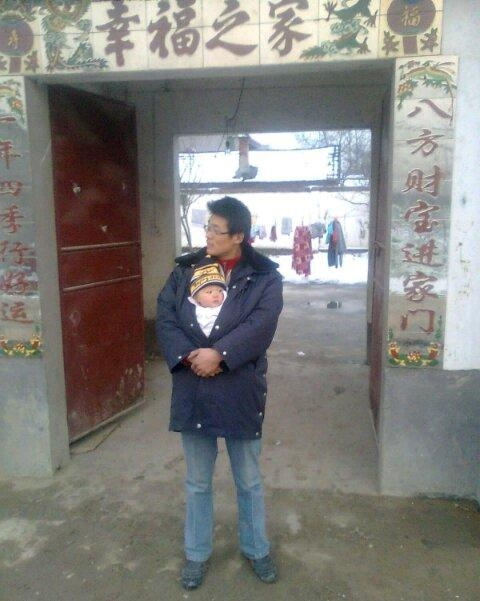 瞧这父子俩。。。人物gif搞笑图片