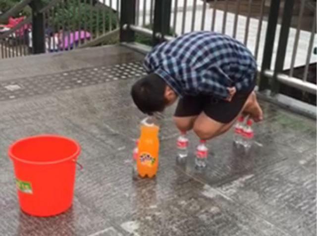 跪榴莲什么的都是小儿科，这才是求老婆原谅的最高境界人物gif搞笑图片